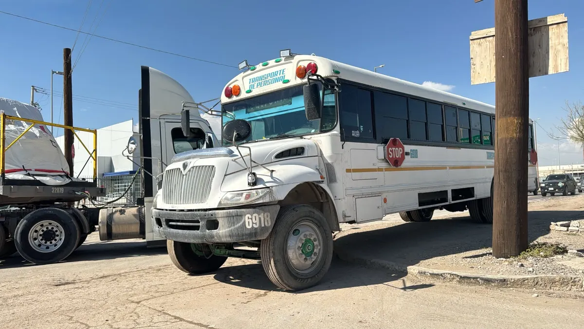 Choque entre auto y tráiler afecta el tránsito en Miguel de la Madrid