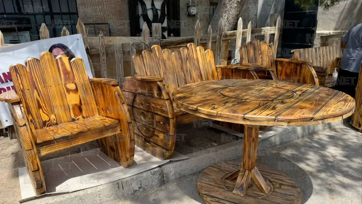 Carpintero en silla de ruedas vende muebles en Juárez