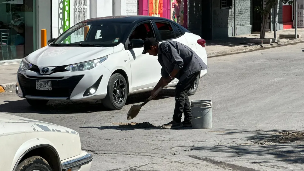 Habitantes del Barrio Alto realizan bacheo voluntario con tierra y escombro