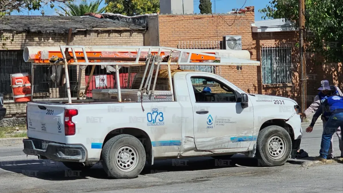 Conductora omite el alto y choca contra camioneta de la JMAS