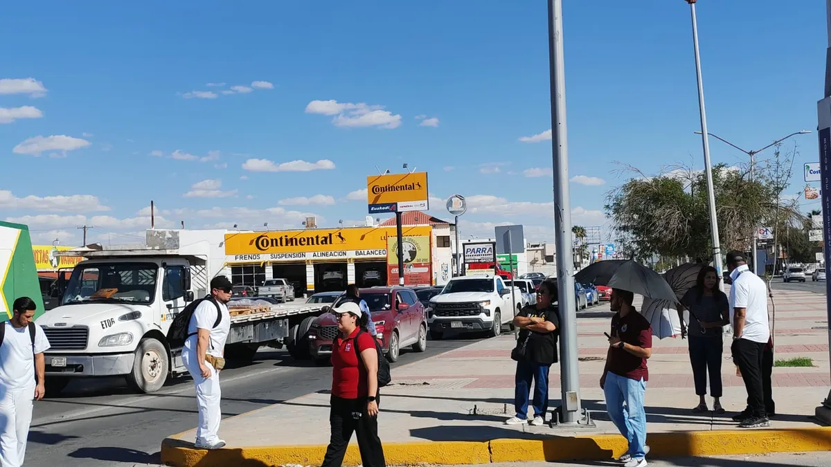 Bloquean trabajadores del IMSS 35 cruce en protesta por salario e insumos