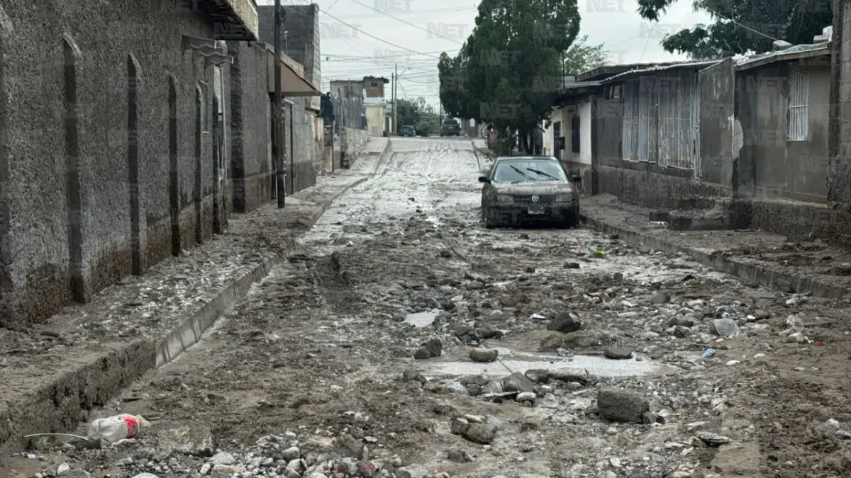Lluvias dejan calles y autos cubiertos de lodo en Granjas de Chapultepec