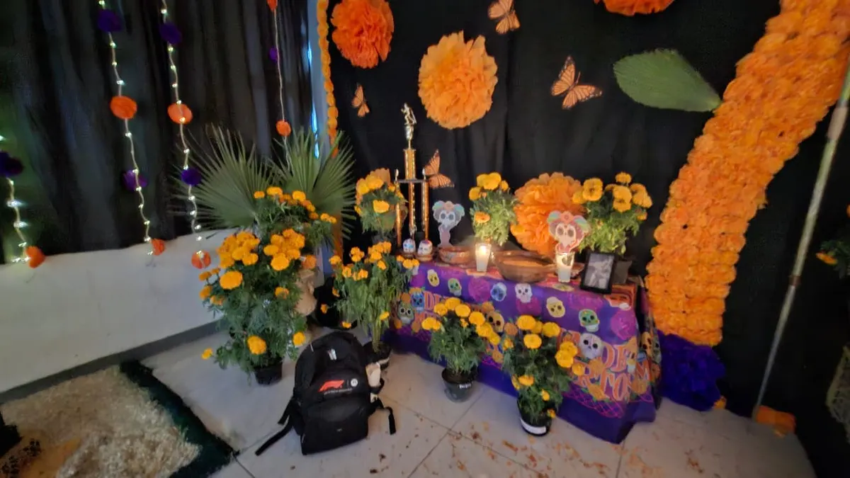 Instalan altar de Día de Muertos en honor a Bertha Chiu en Secundaria Técnica 37