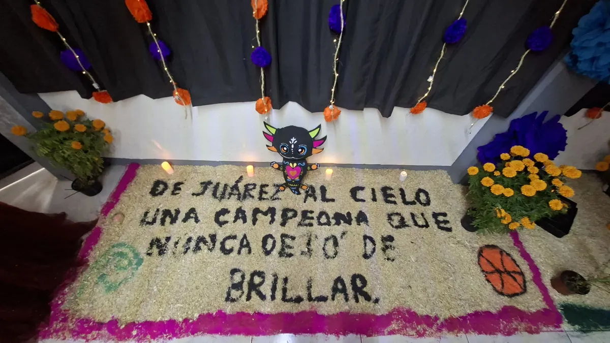 Instalan altar de Día de Muertos en honor a Bertha Chiu en Secundaria Técnica 37