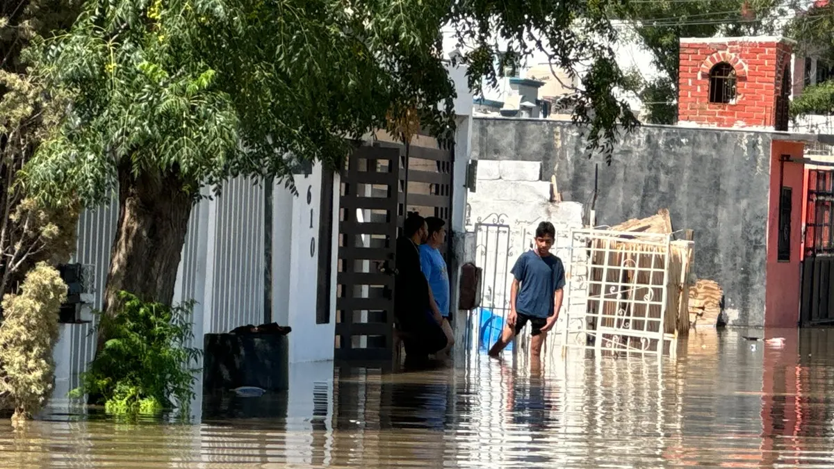 Grupo de juarenses reparte agua potable en colonias afectadas por lluvias