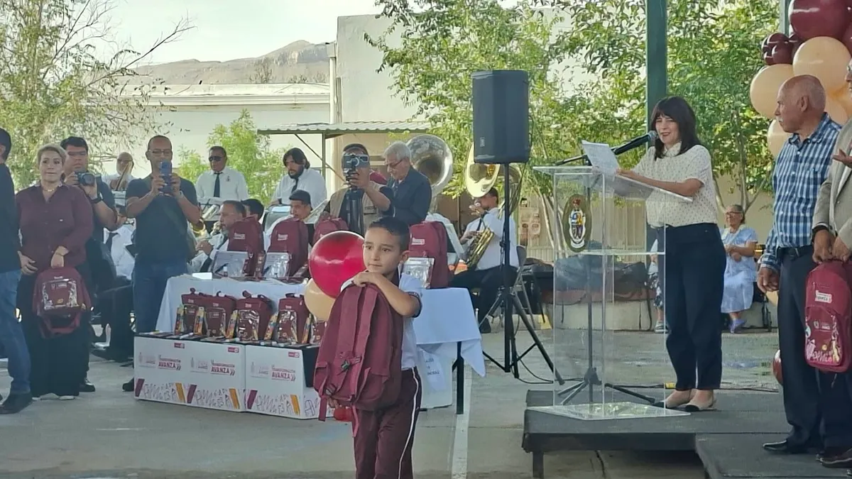 Entregan mochilas y útiles escolares en primaria de Anapra