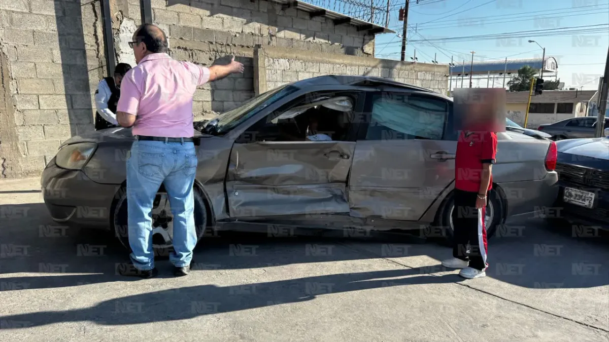 Queda mujer atrapada tras choque en Carlos Amaya y Cartagena