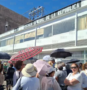 Entonan el Himno Nacional afuera de la FGR en apoyo a Maru Campos