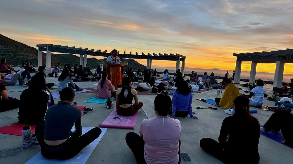 Realizan sesión de yoga al aire libre en el mirador Rosa de los Vientos