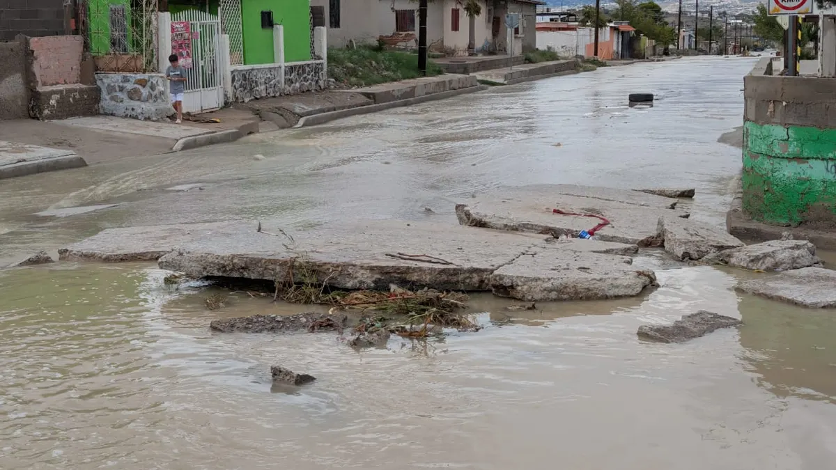 Lluvias arrancan pavimento en la calle Santiago de la colonia Fronteriza