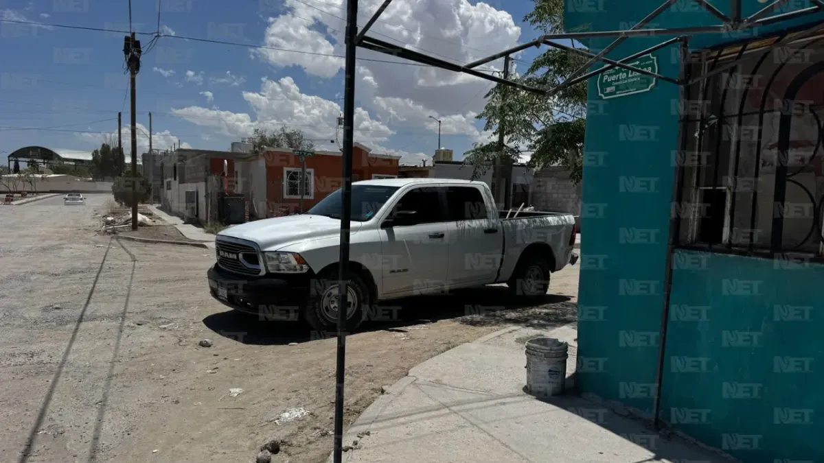 Dejan corona fúnebre con amenaza afuera de vivienda en Las Gladiolas