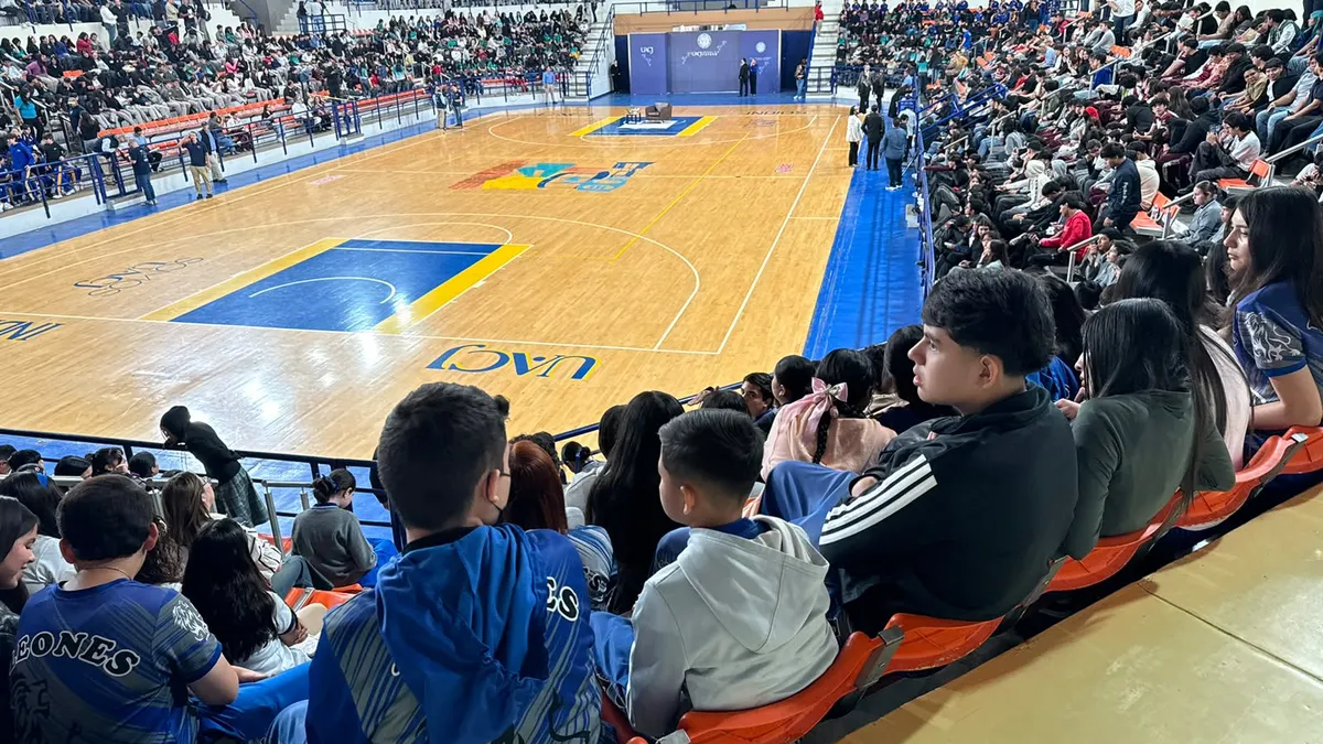 Inspira astronauta Rodolfo Neri a más de 4 mil estudiantes en Juárez