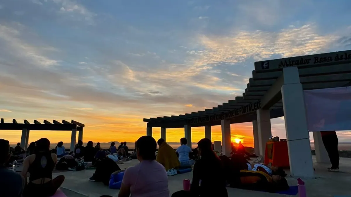 Realizan sesión de yoga al aire libre en el mirador Rosa de los Vientos