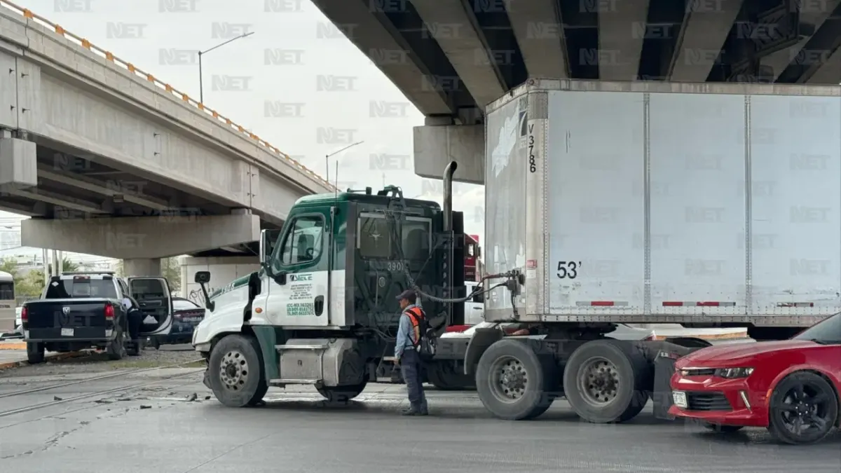 Tráiler intenta ganarle el paso al tren y provoca accidente