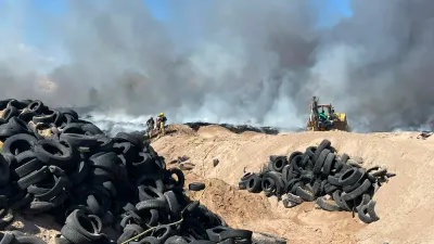 Controlan al 98% incendio en centro de acopio de neumáticos