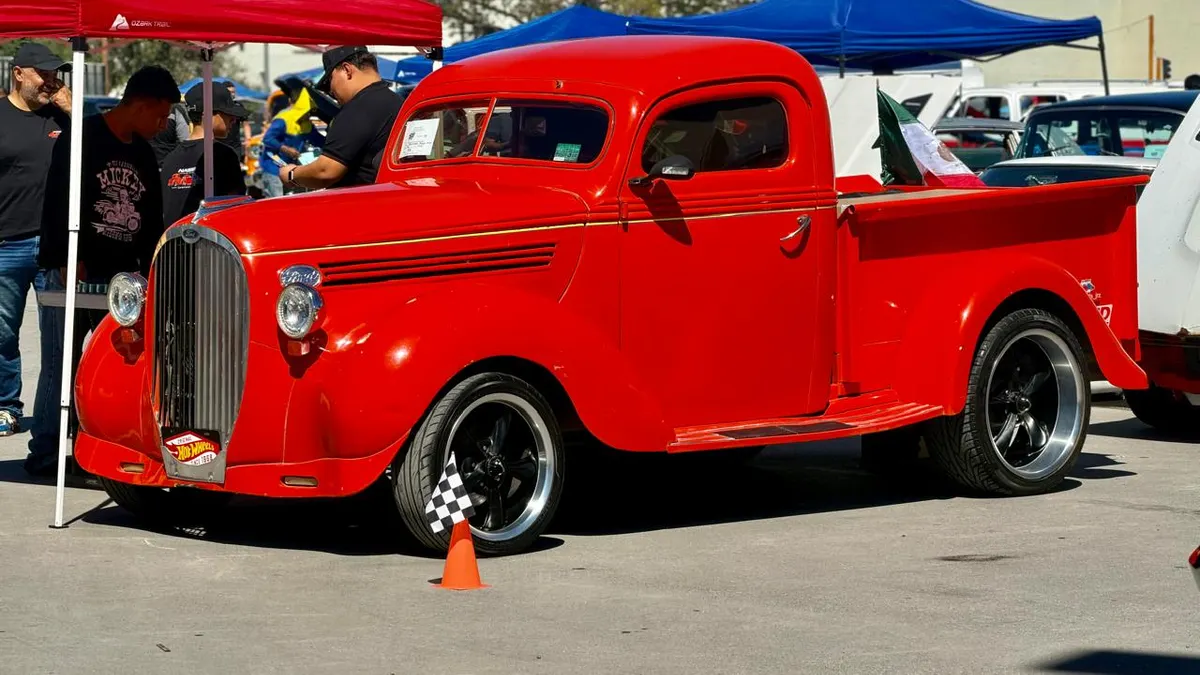 Exhiben autos clásicos en Plaza de las Américas este domingo