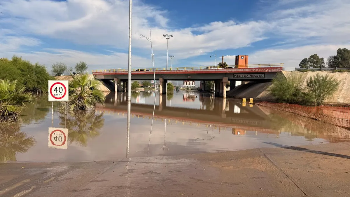 Despliegan operativo para drenar paso a desnivel inundado en Las Torres