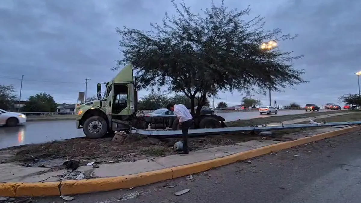 Tractocamión derrapa y se impacta contra poste y árbol en bulevar Independencia