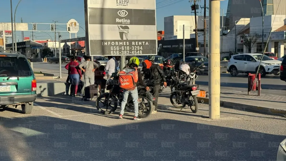 Juárez: Cambia de carril y derriba a repartidor de comida 