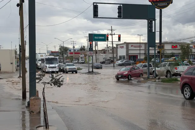 Se registran encharcamientos en avenida de los Aztecas y calle Cemento