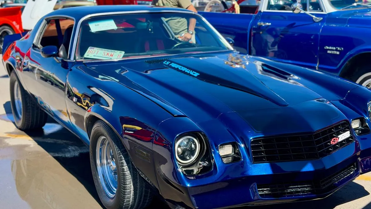 Exhiben autos clásicos en Plaza de las Américas este domingo