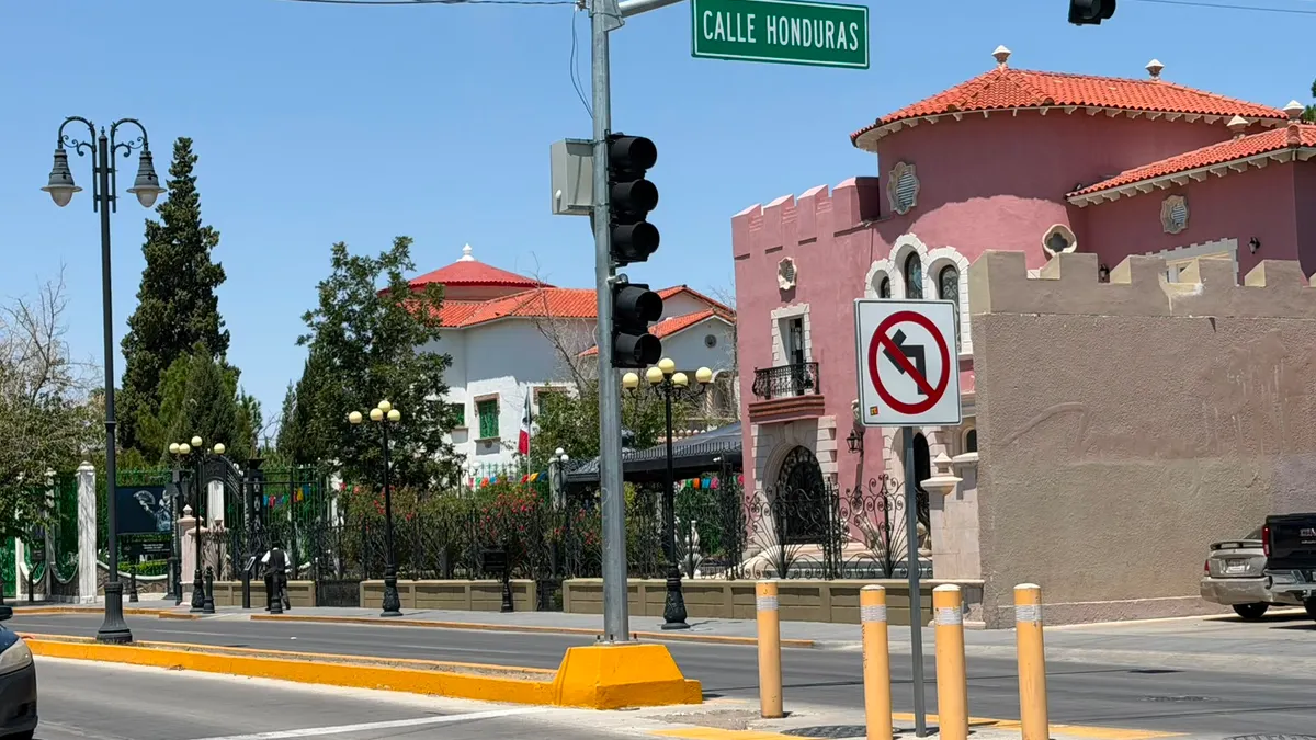 Paraliza apagón el centro de Juárez; negocios cierran y tráfico se complica
