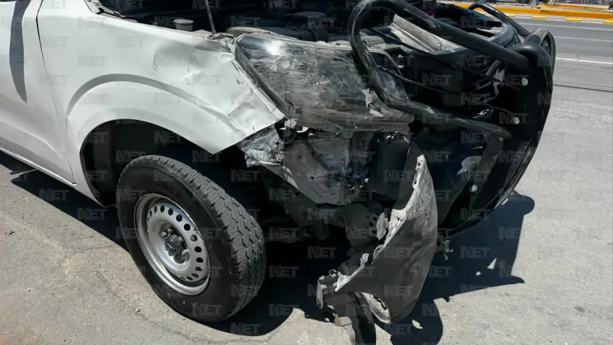 Choque entre Suburban y pickup deja una mujer lesionada en la Tecnológico