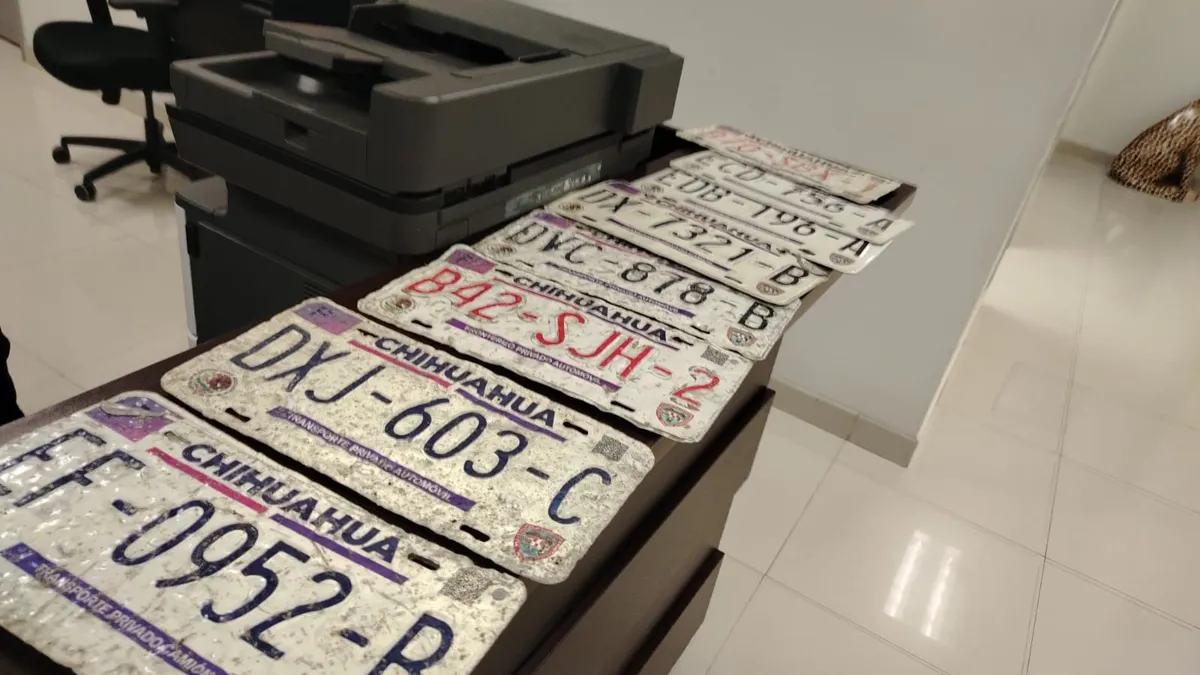 Recuperan 30 placas perdidas por lluvias en Juárez; Recaudación busca a sus dueños