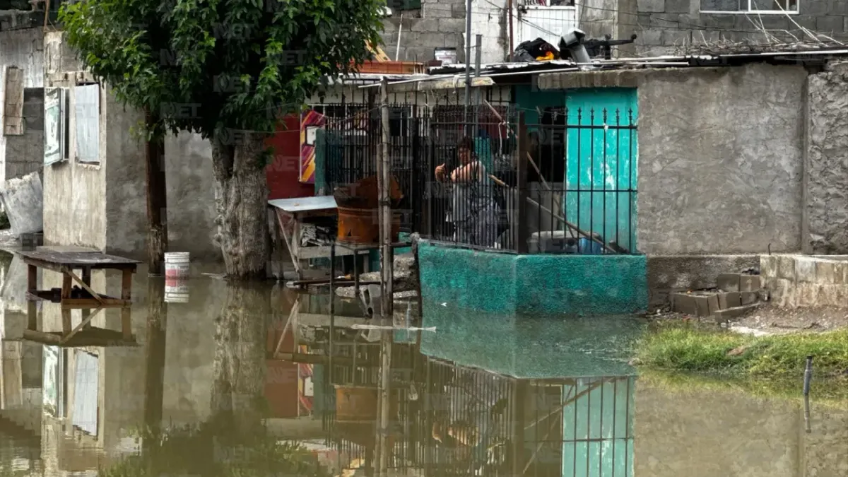 Quedan vecinos atrapados en sus viviendas por inundación en la colonia Azteca