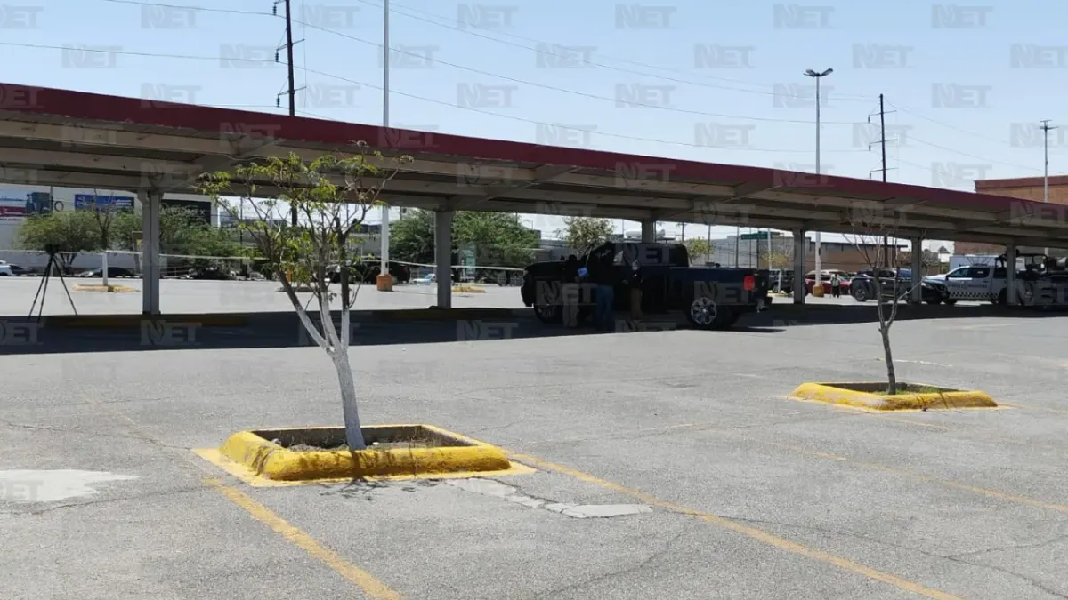 Hallan hombre sin vida dentro de camioneta en estacionamiento de supermercado