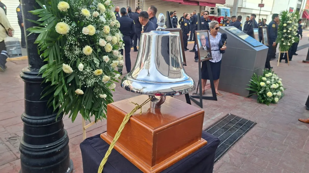 Rinden homenaje a bomberos caídos en incendio del Centro de Chihuahua hace 20 años