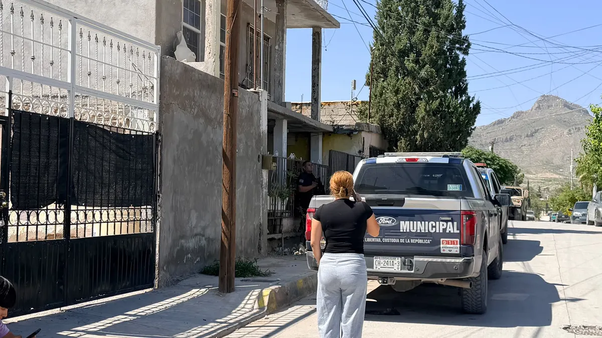 Vecinos de la Aztecas hallan a hombre sin vida en su casa
