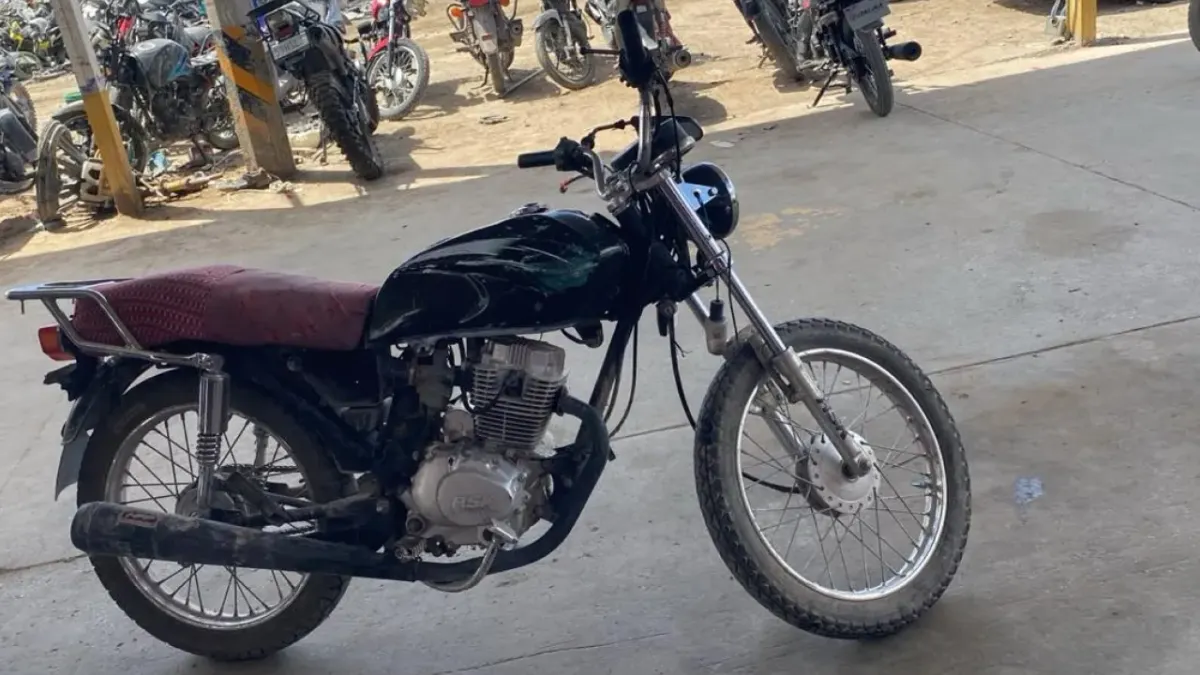 Detienen a motociclista con pistola abastecida en Lomas del Valle