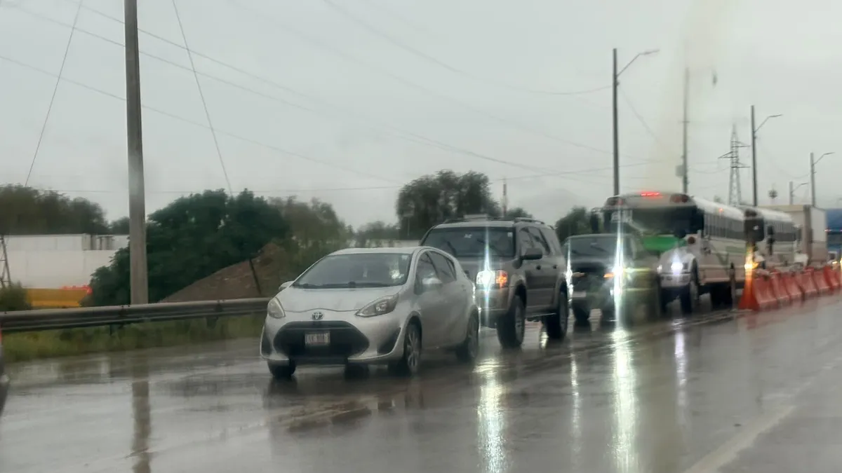 Se congestiona el bulevar Juan Pablo II por encharcamientos y autos varados