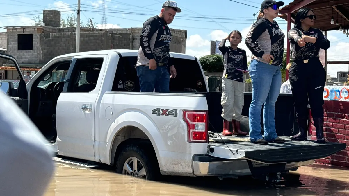 Grupo de juarenses reparte agua potable en colonias afectadas por lluvias