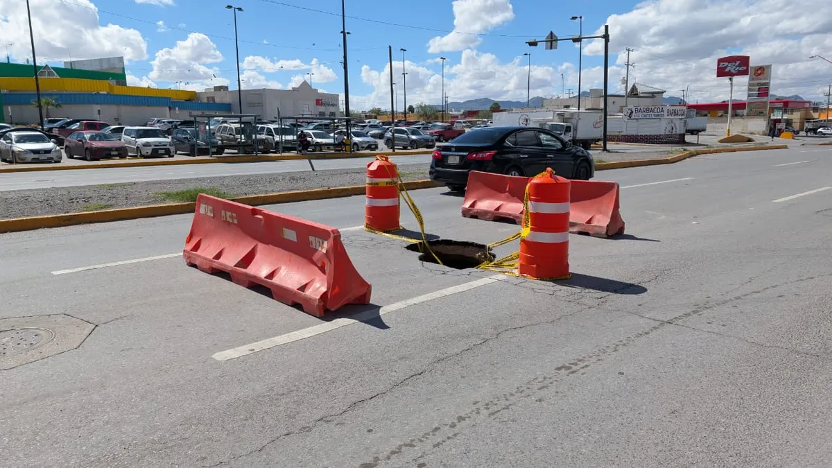 Se forma socavón en la Manuel J Clouthier y cierran carril