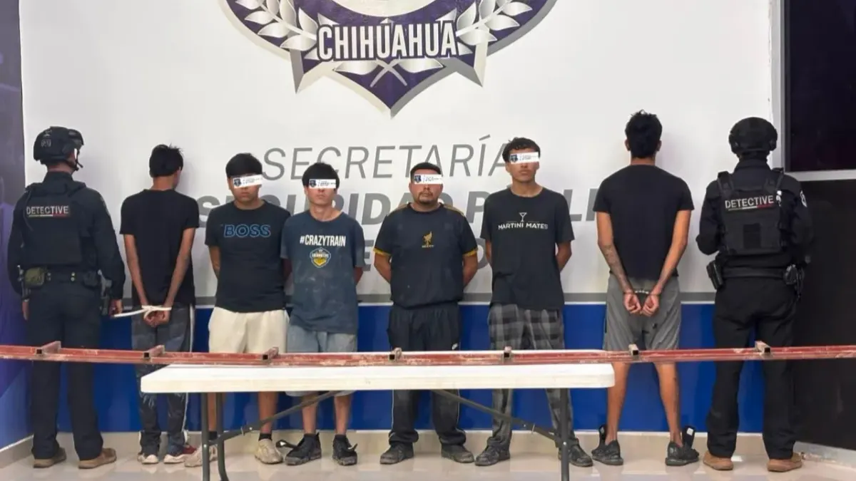 Presentan a seis presuntos 'polleros' detenidos en el bulevar Cuatro Siglos