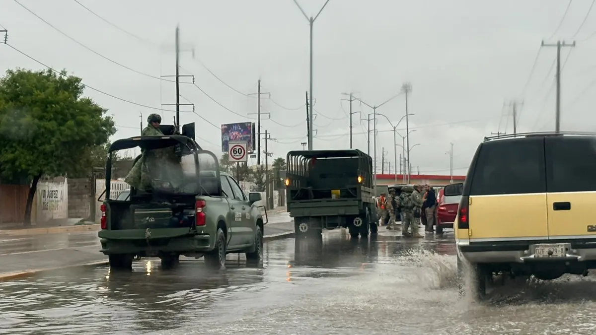 Auxilia Ejército a conductores varados por inundación en Juan Pablo II
