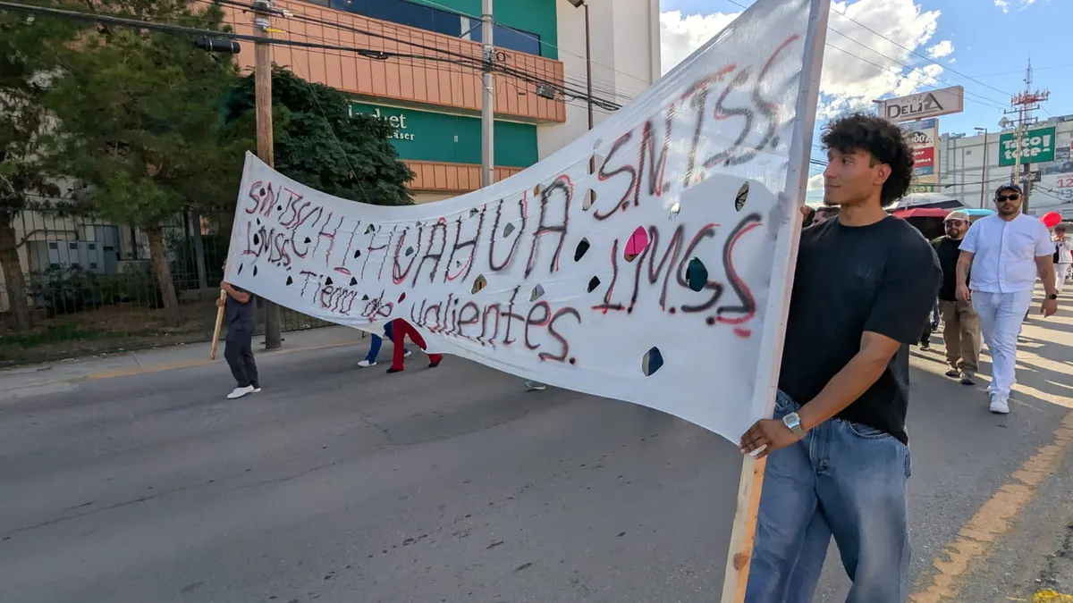 Más de mil trabajadores del IMSS marchan en Juárez; exigen aumento salarial e insumos