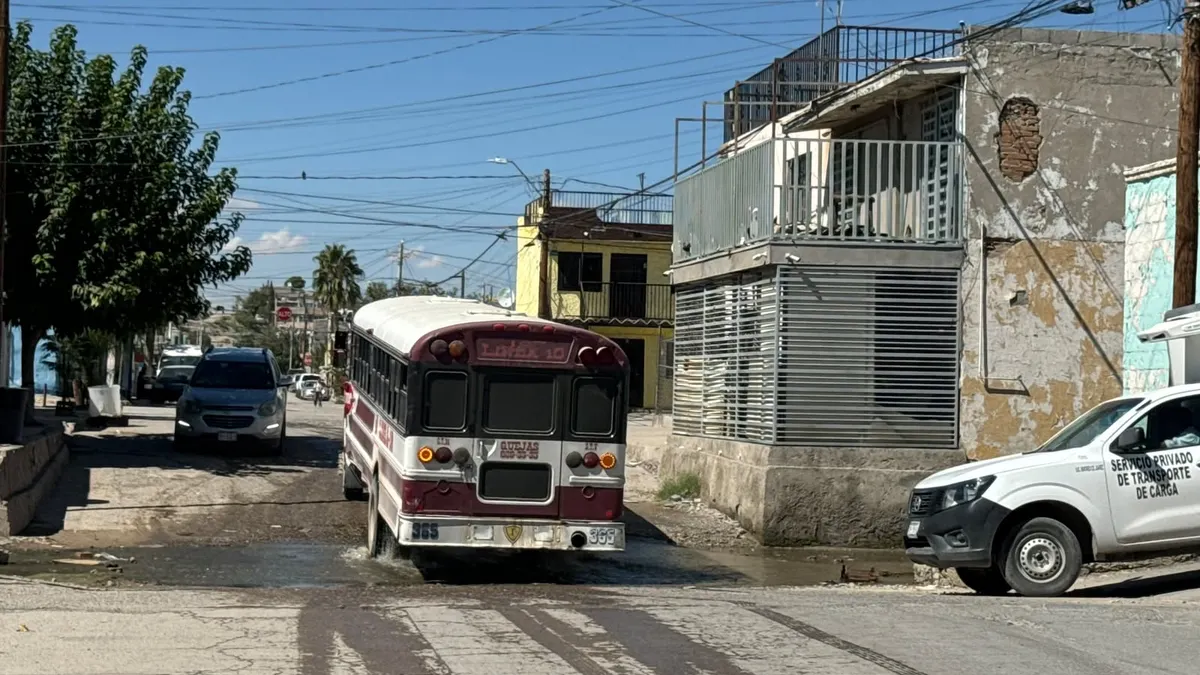 Vecinos de Barrio Alto enfrentan arroyo de aguas negras desde hace semanas