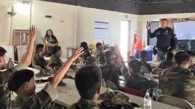Policía de El Paso imparte charla preventiva a jóvenes Marines
