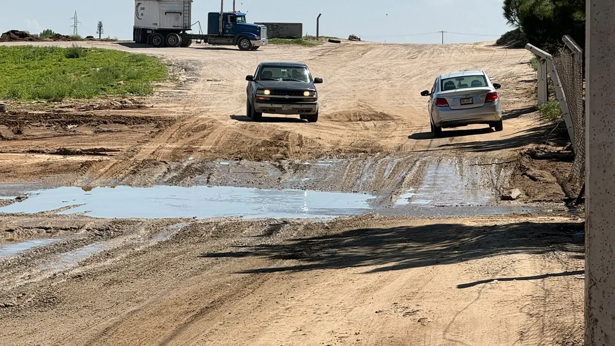 Reparan calles de terracería en El Sauzal por iniciativa de particulares