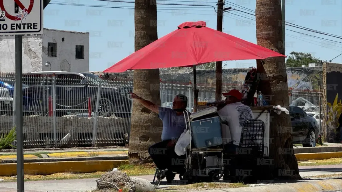 Calor en Juárez provoca uso de sombrillas y ropa ligera en calles