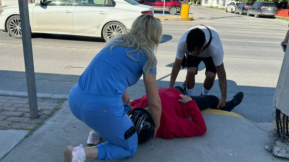 Conductora choca contra motociclista y lo lesiona en la López Mateos