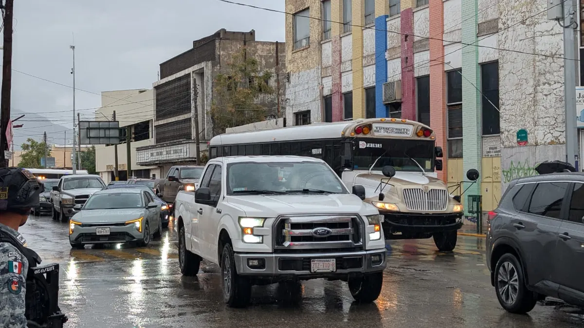 Provoca caos vial cierre de pasos a desnivel en el Centro de Juárez
