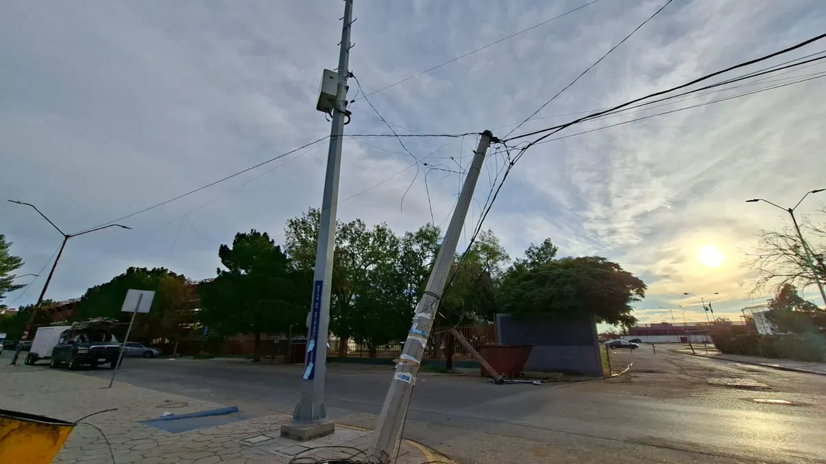 Derriba tráiler poste de telefonía y se da a la fuga en la Partido Romero