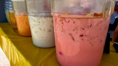 Mantiene Roberto su negocio de aguas frescas y papas locas en la Gómez Morín
