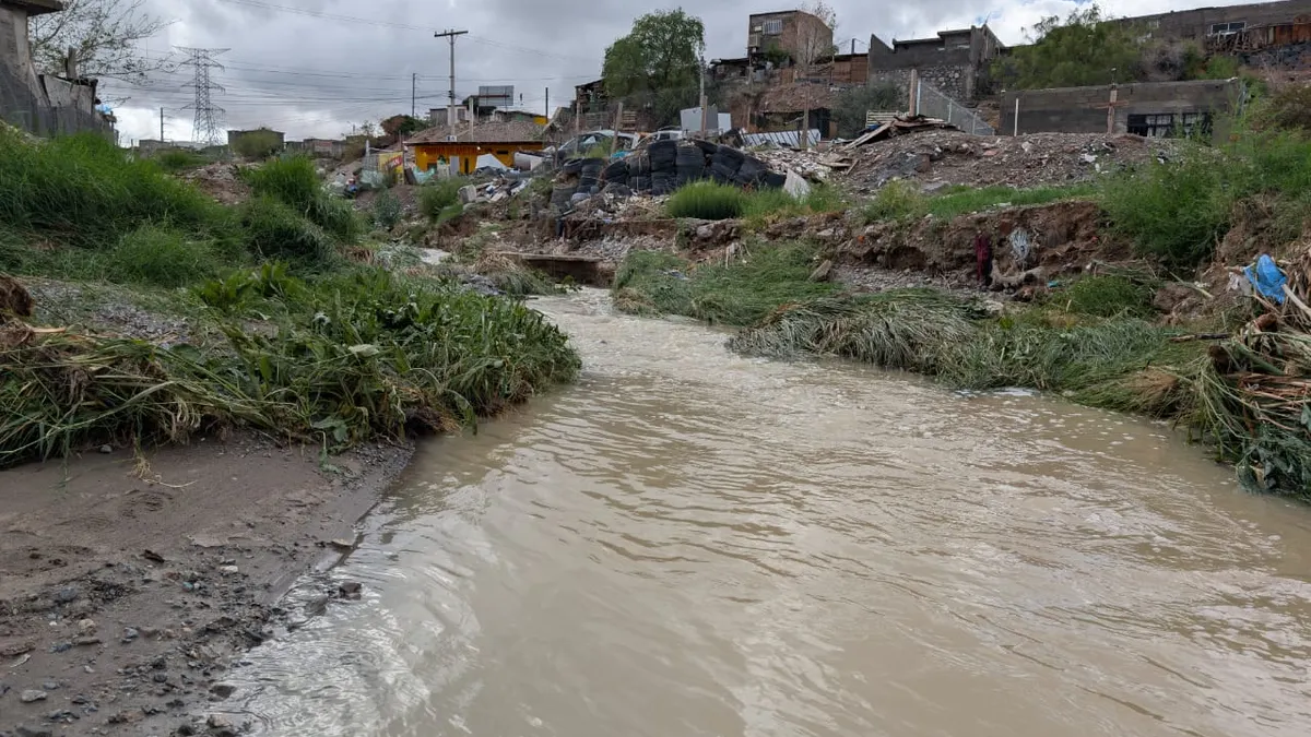 Lluvias arrancan pavimento en la calle Santiago de la colonia Fronteriza