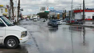 Encharcamientos en Óscar Flores afectan circulación en ambos sentidos