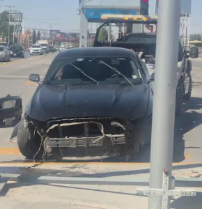 Conductora omite semáforo y choca contra Mustang en la Tecnológico